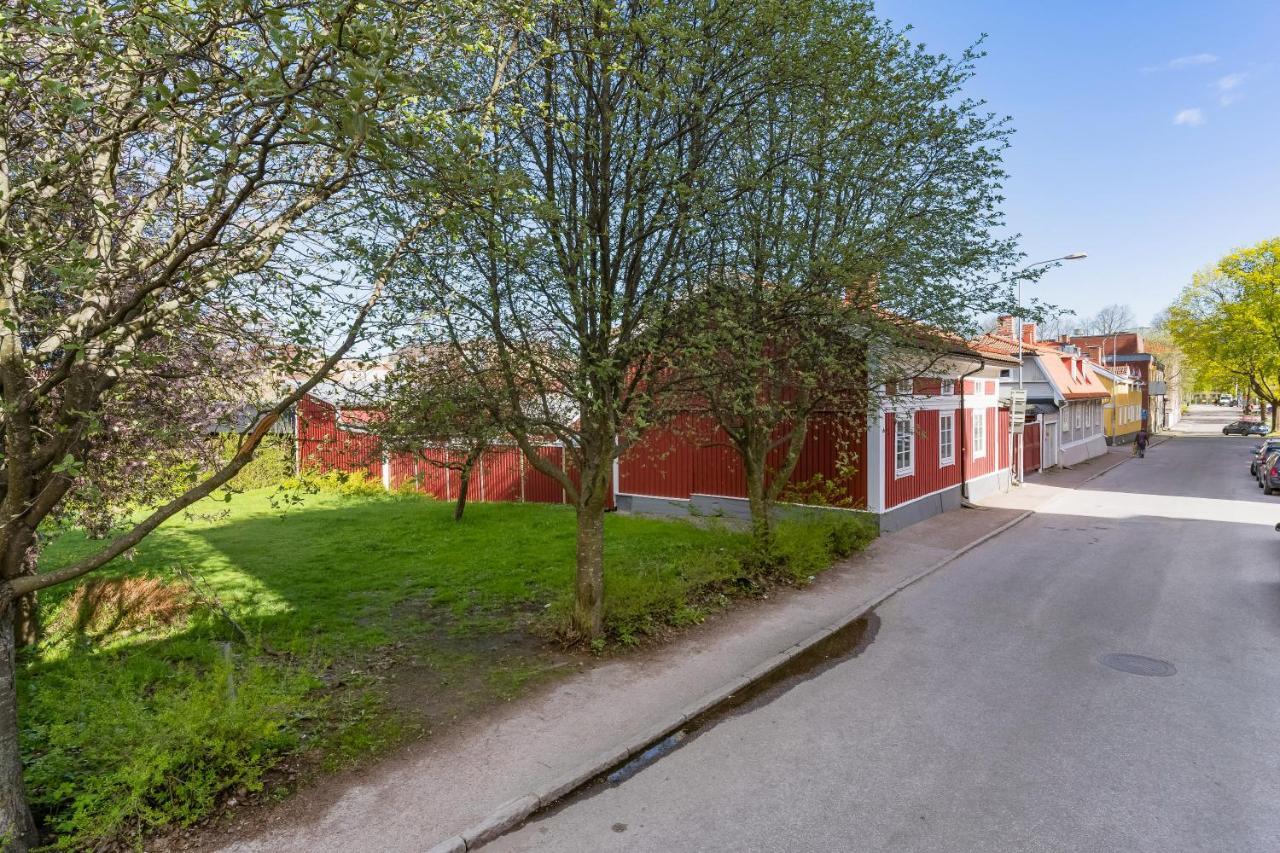 Gardshuset Mitt I Centrala Gaevle Exterior foto